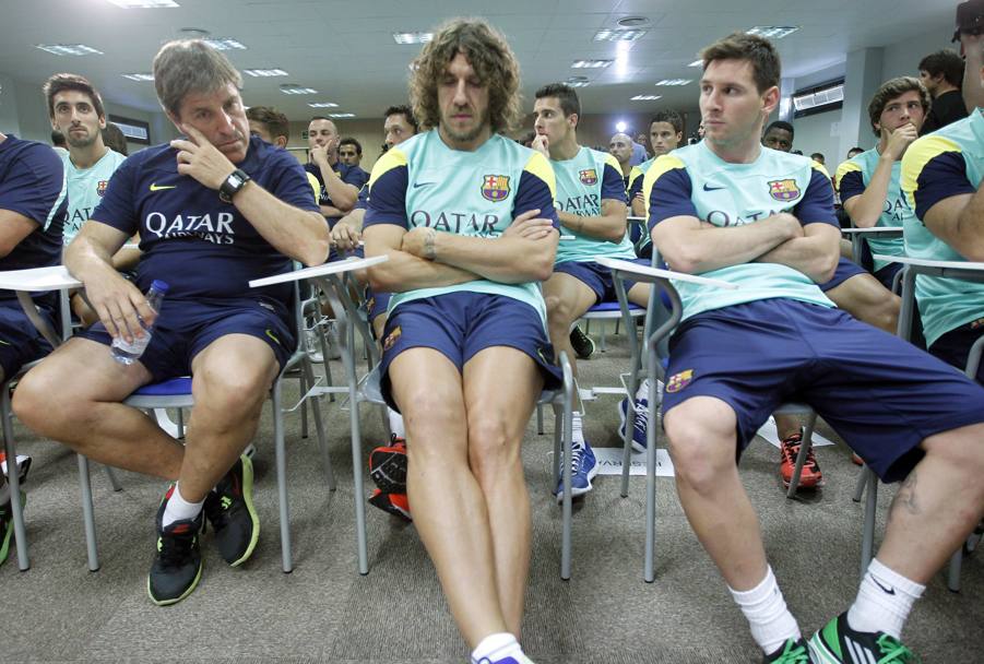 I giocatori del Barcellona durante la conferenza stampa in cui Vilanova annuncia le dimissioni per motivi di salute. Reuters